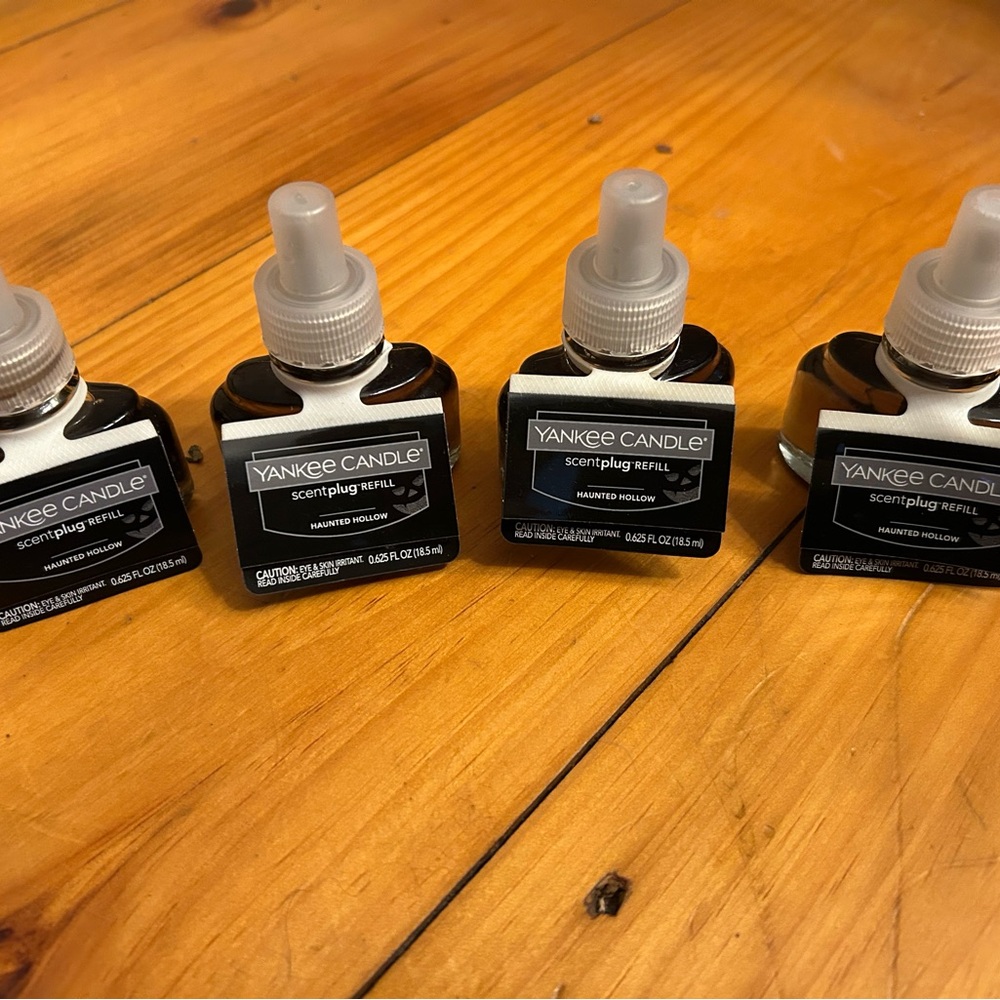 “Haunted Hollow” by Yankee Candle Scentplug Refills. (4)